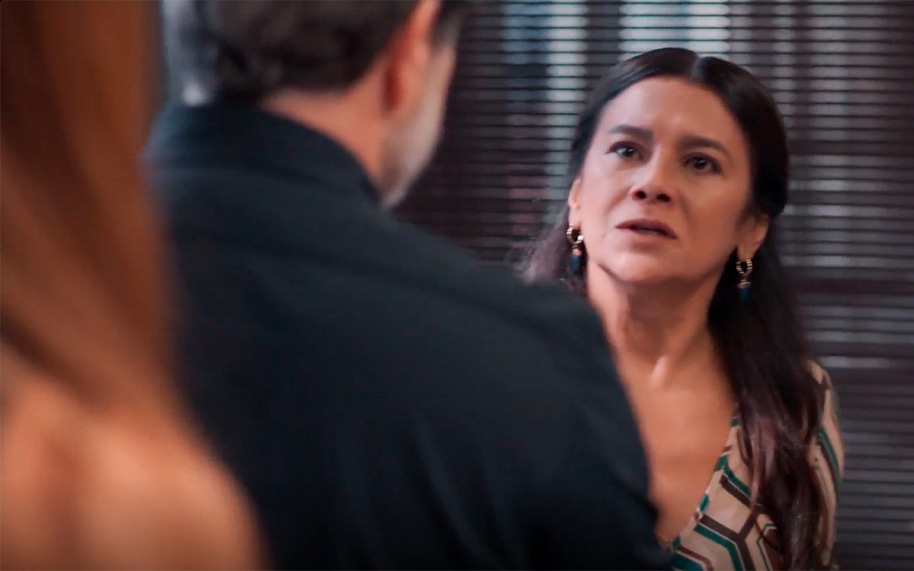 Três Graças: Lígia enfrenta Ferette e dá tapa no vilão