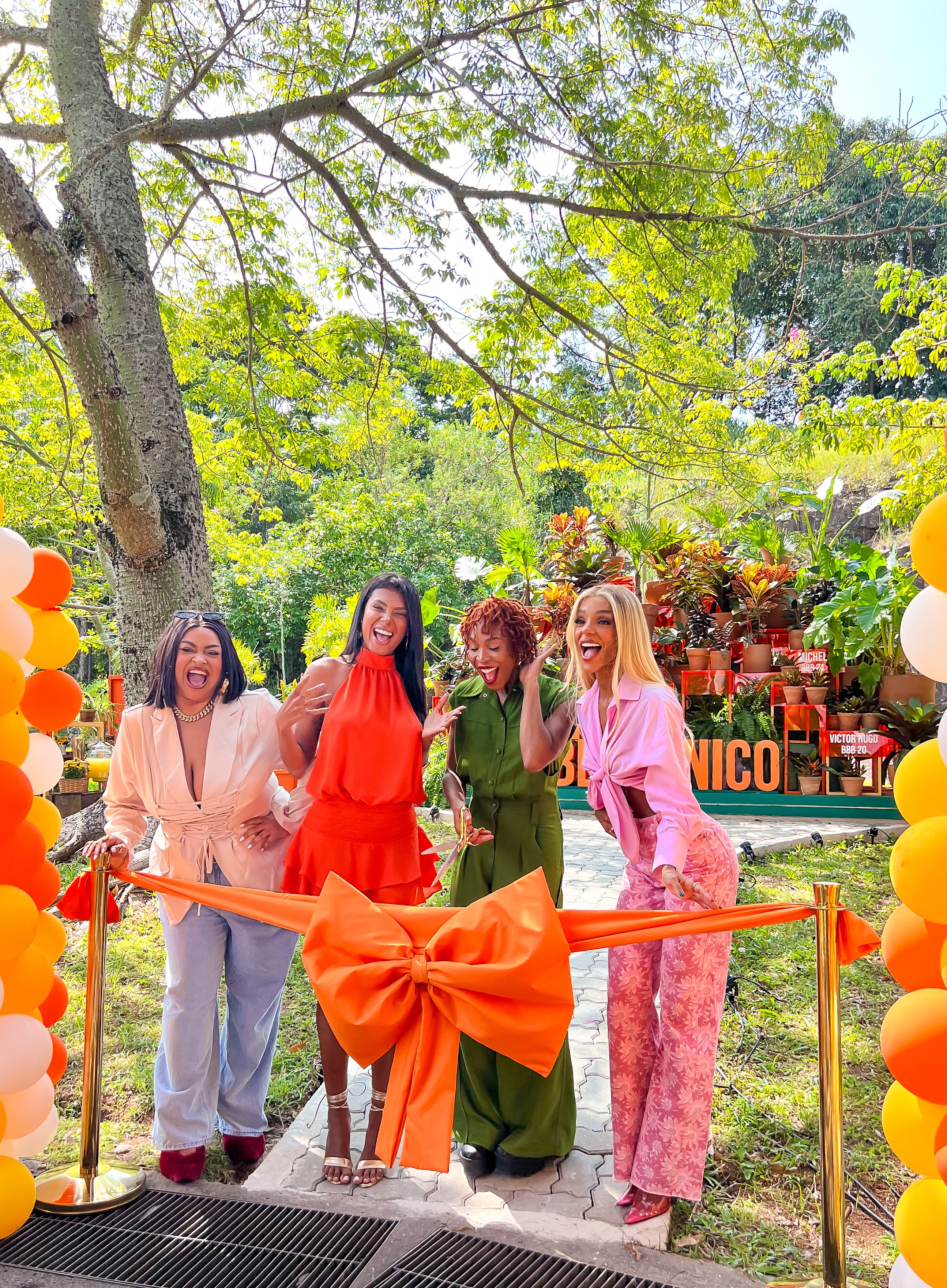 Ex-BBBs Brunna Gonçalves e Pocah são homenageadas no Jardim BBBotânico dos Estúdios Globo
