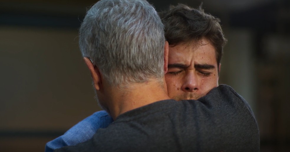 Dona de Mim: Davi se emociona ao descobrir que Jaques é seu pai e vira o mais novo aliado do vilão — Foto: Globo