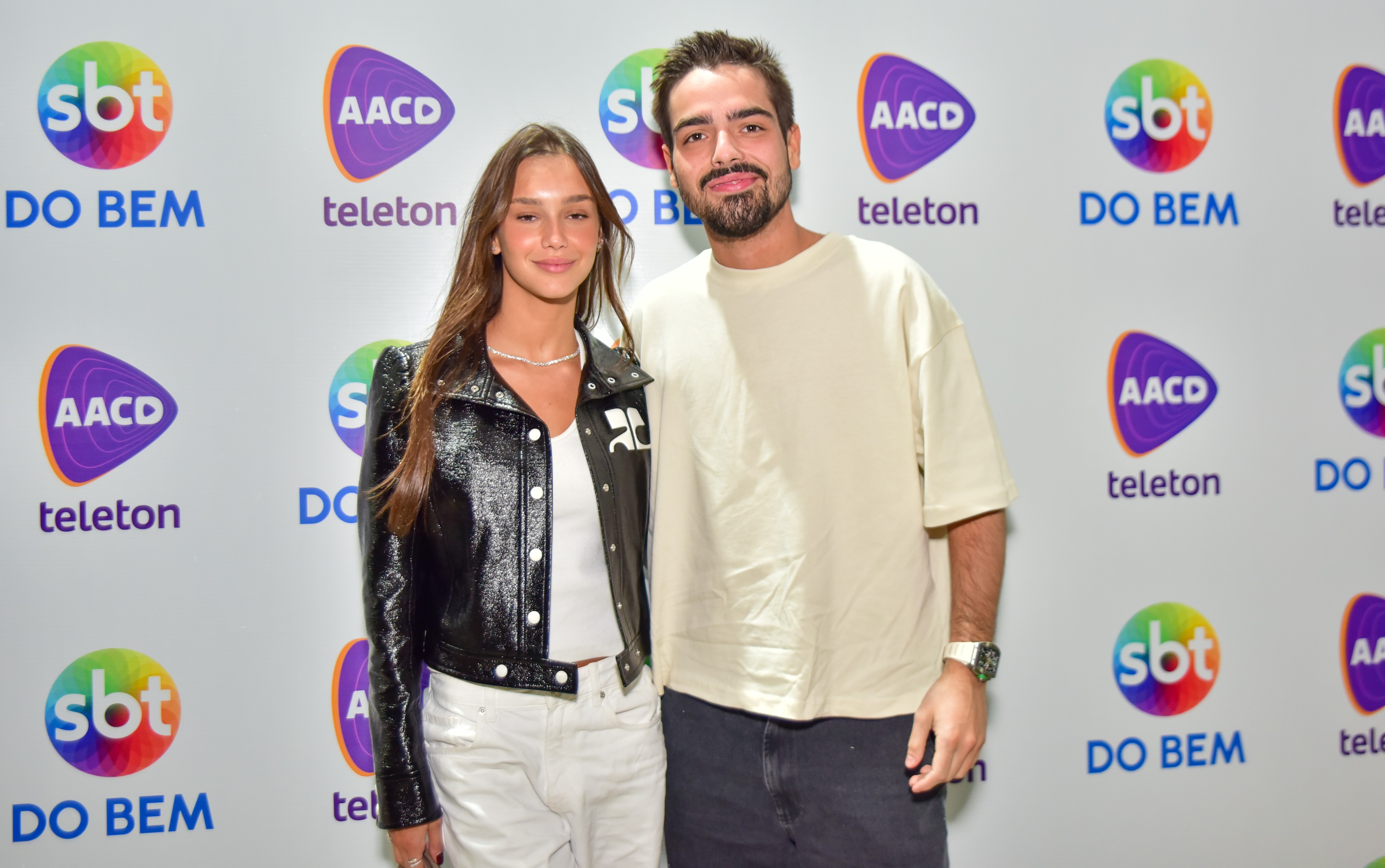 João Silva chega acompanhado no Teleton 2025