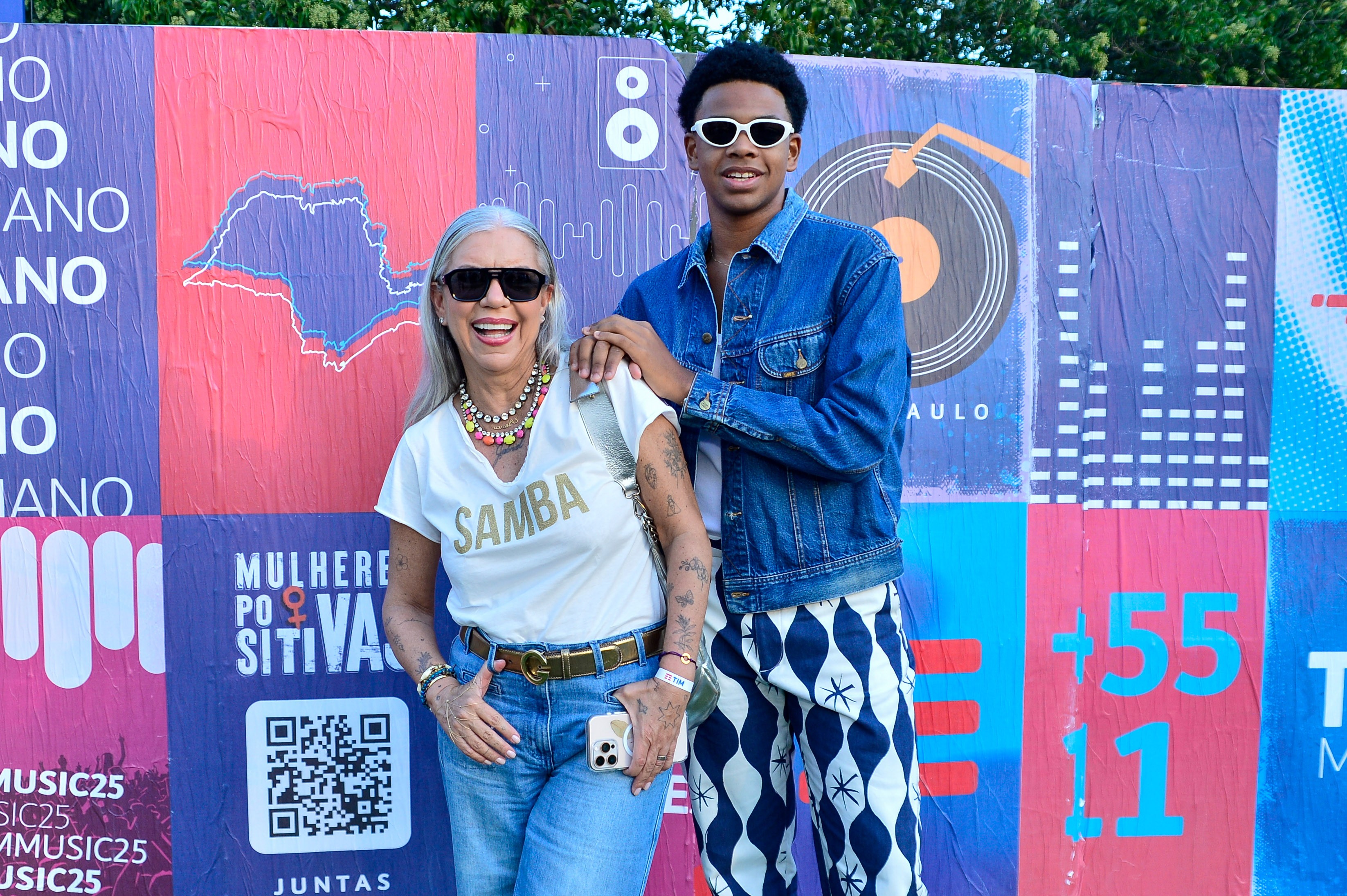 Astrid Fontenelle vai com filho a festival em São Paulo, e diferença de altura chama atenção