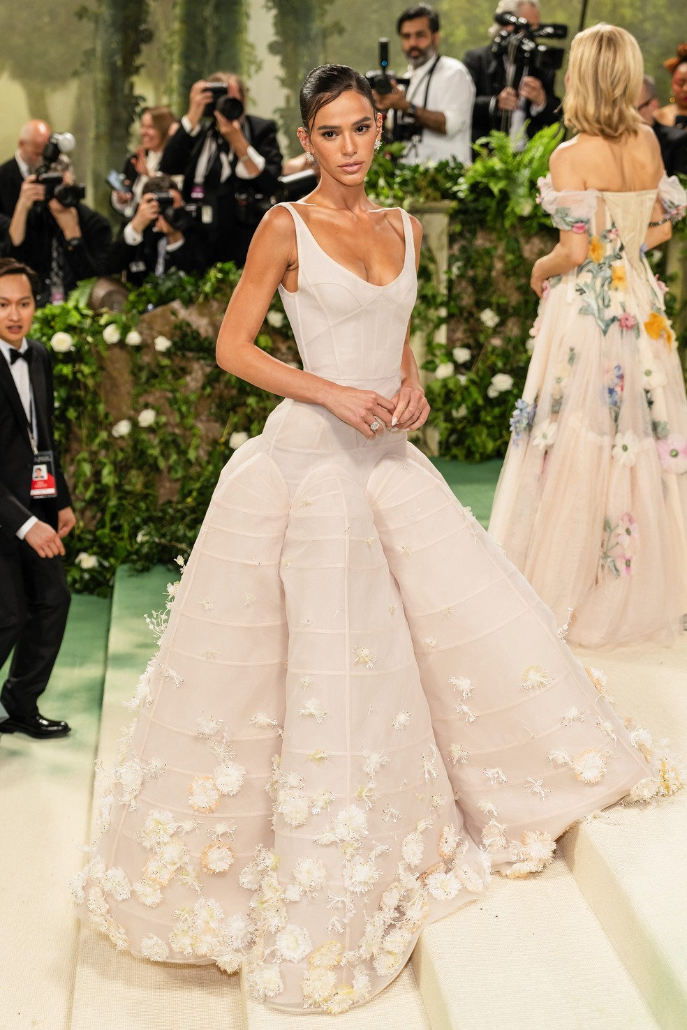 Bruna Marquezine estreia no MET Gala, em 2024 — Foto: Michael Stewart/INSTARimages.com via Reuters Connect