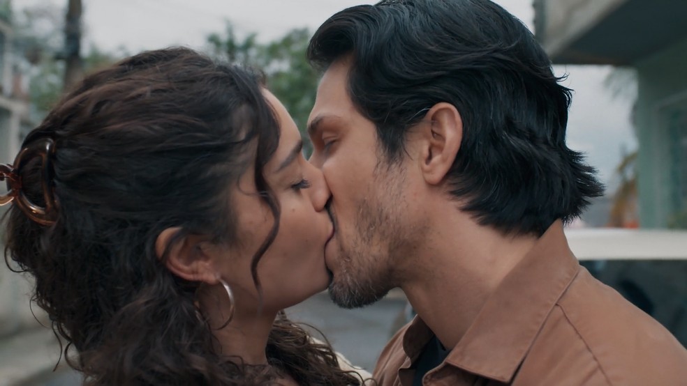 Em Três Graças, Paulinho e Gerluce se beijam — Foto: Globo