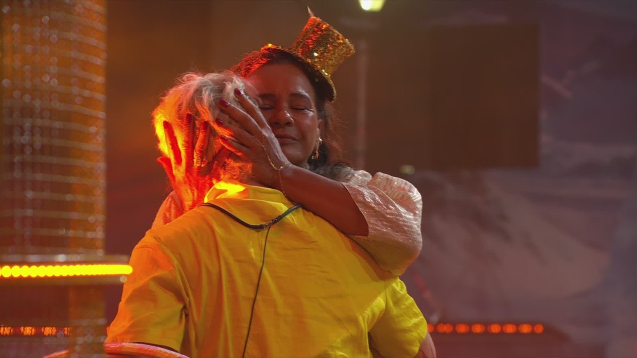 Após retorno para casa do BBB 26, Juliano Floss abraça Solange Couto: 'Obrigado por torcer por mim'