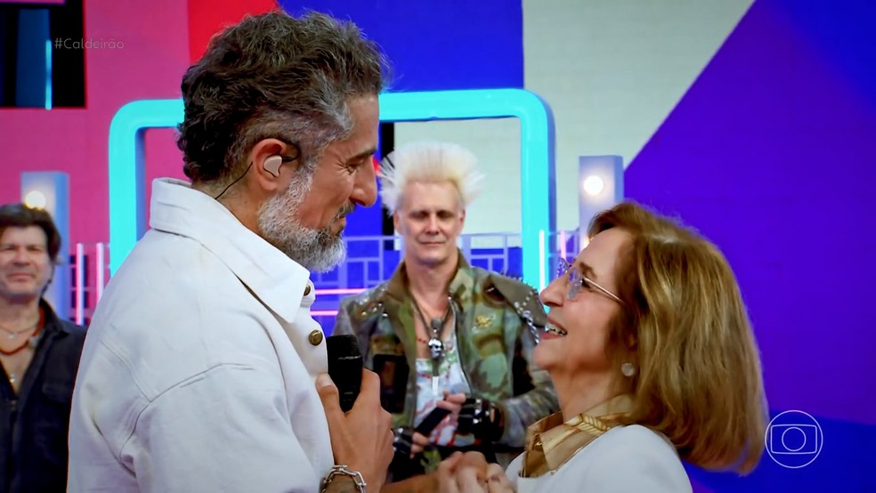 Mãe de Marcos Mion, Carmen fez uma surpresa para o filho aniversariante, na plateia do Caldeirão — Foto: TV Globo