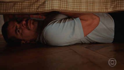 Lupita e Guto começam a se beijar na cama