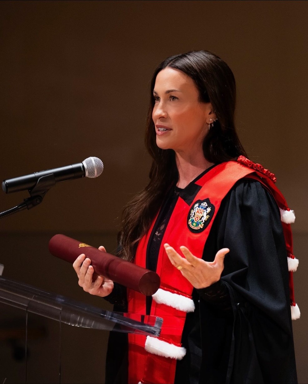 Alanis Morissette celebra doutorado honorário — Foto: Instagram