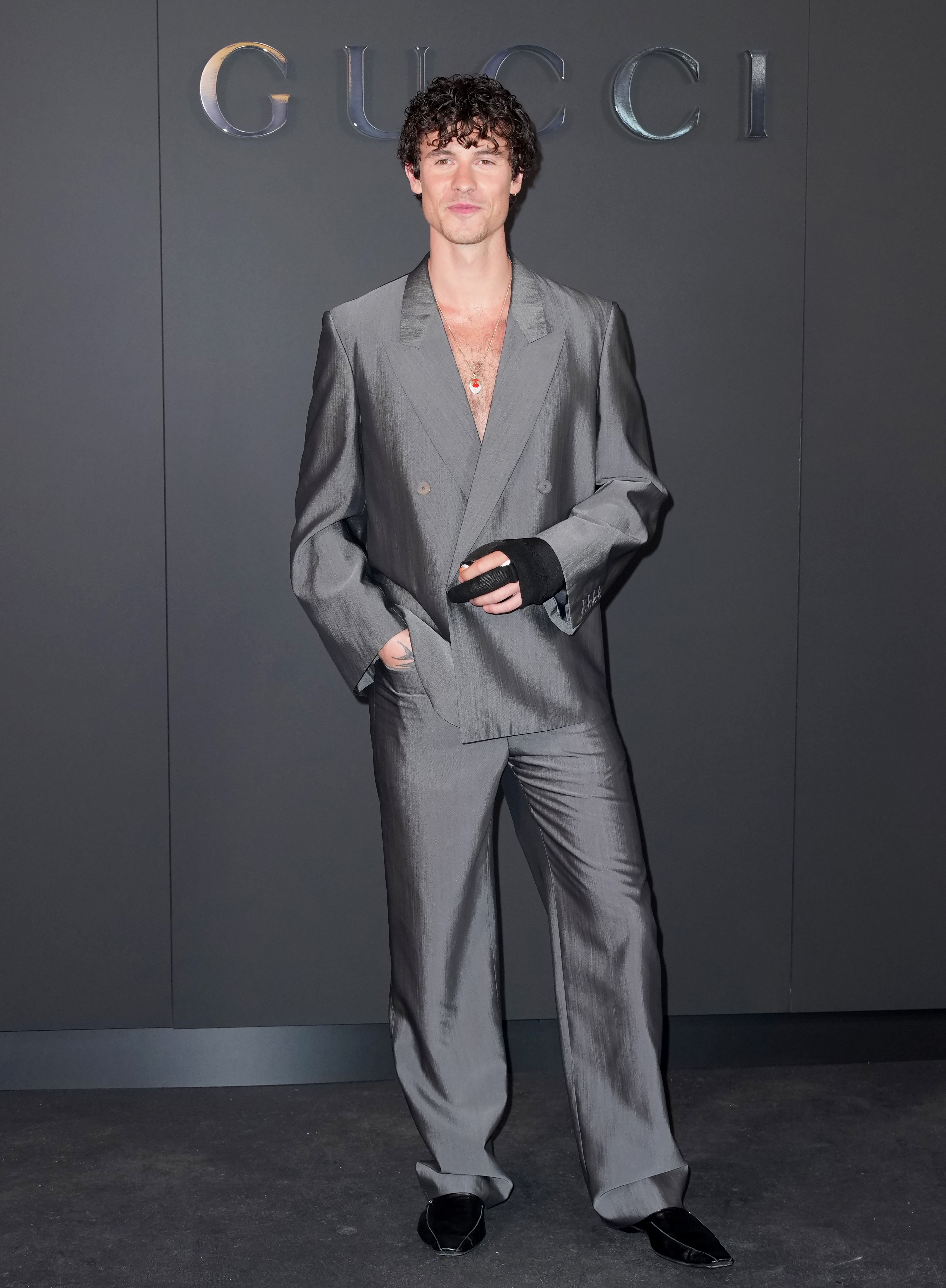 Após flagra com mão ensanguentada, Shawn Mendes aparece com dedo enfaixado em desfile da Gucci