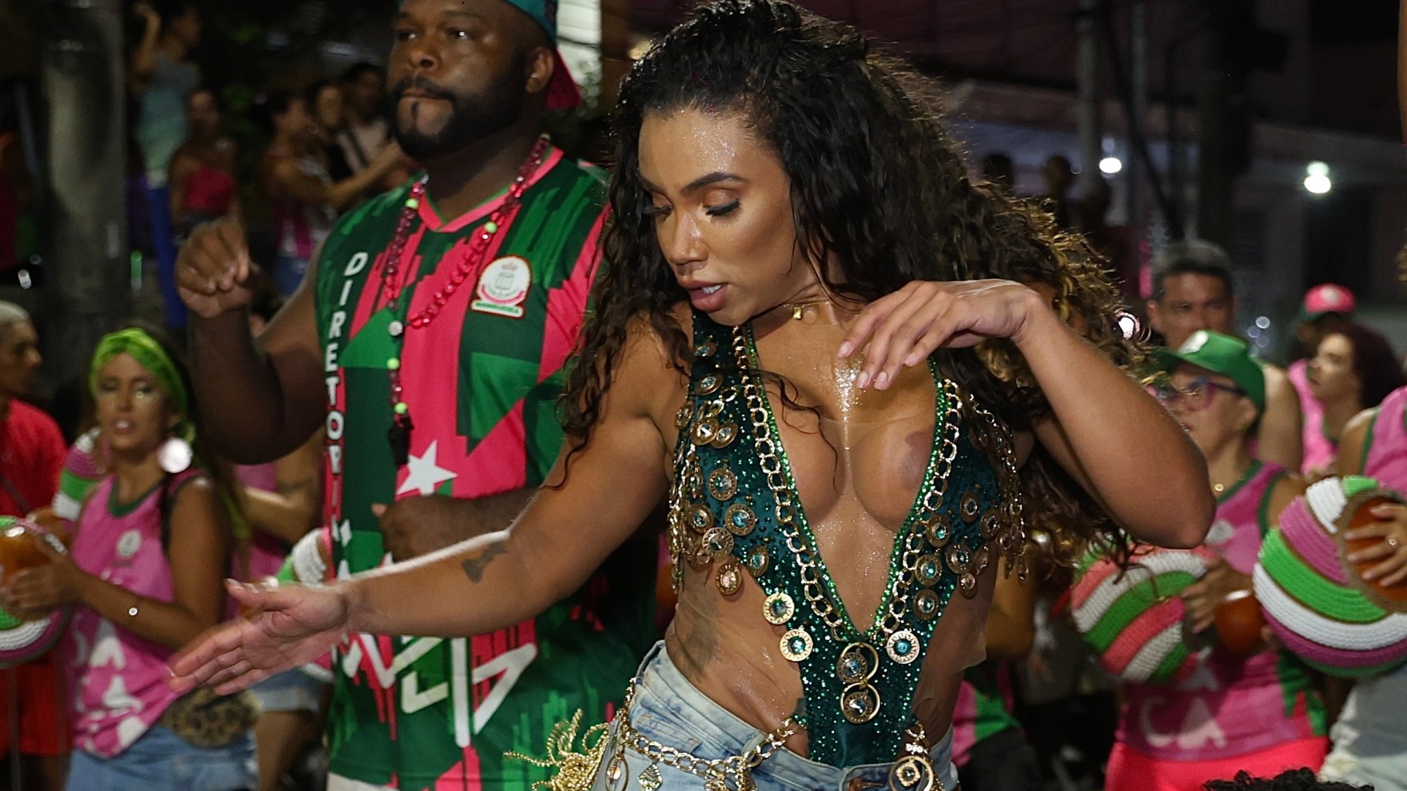 Evelyn Bastos aposta em decote cavado no ensaio da Mangueira