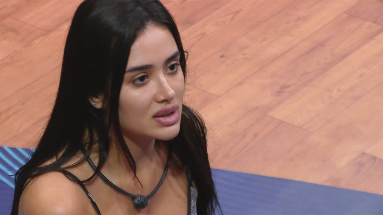 Jordana afirma que 'discorda' da postura de Milena no BBB 26: 'Não respeita ninguém'