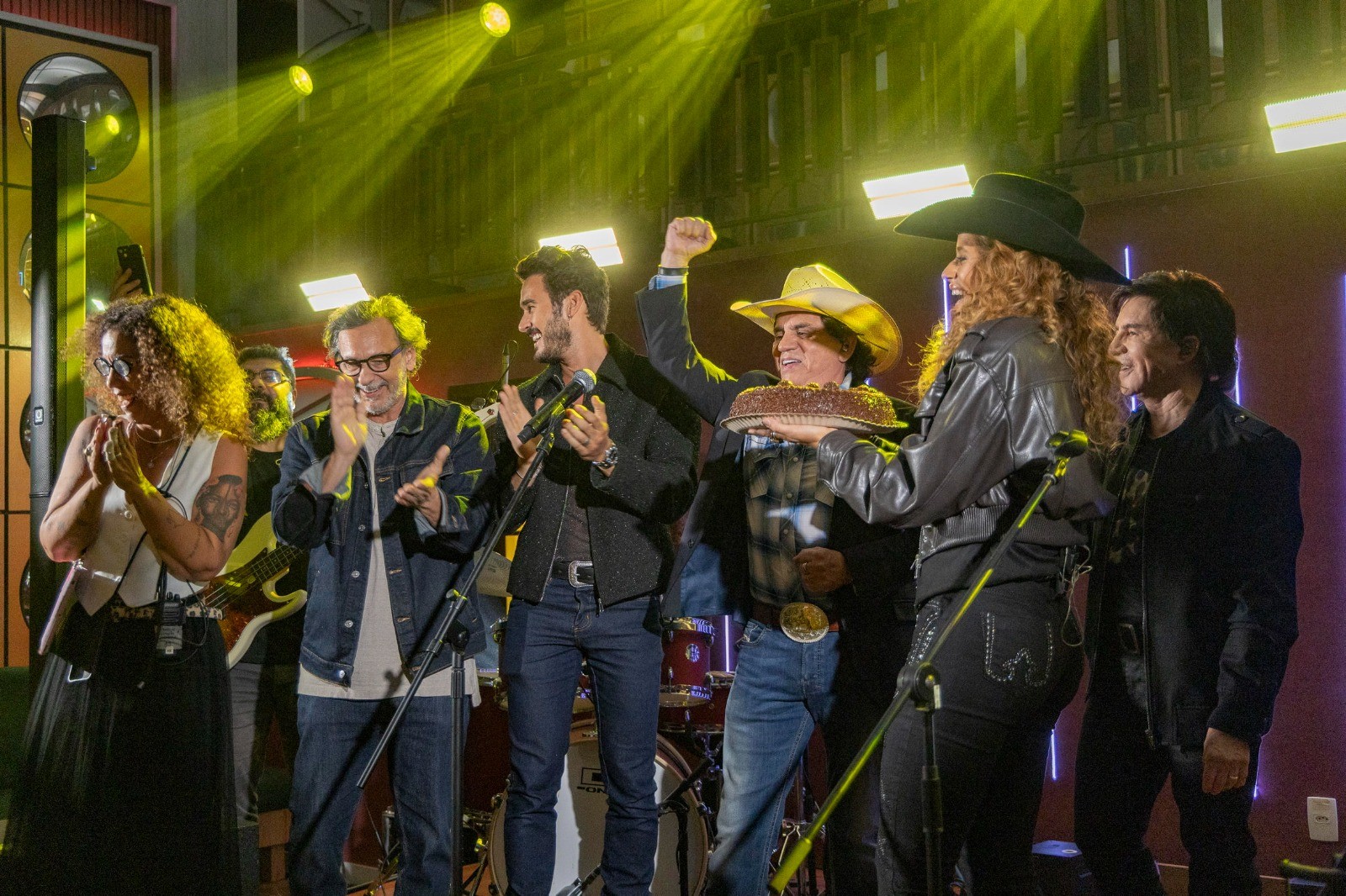 Coração Acelerado: Chitãozinho e Xororó gravam participação com direito a festa surpresa