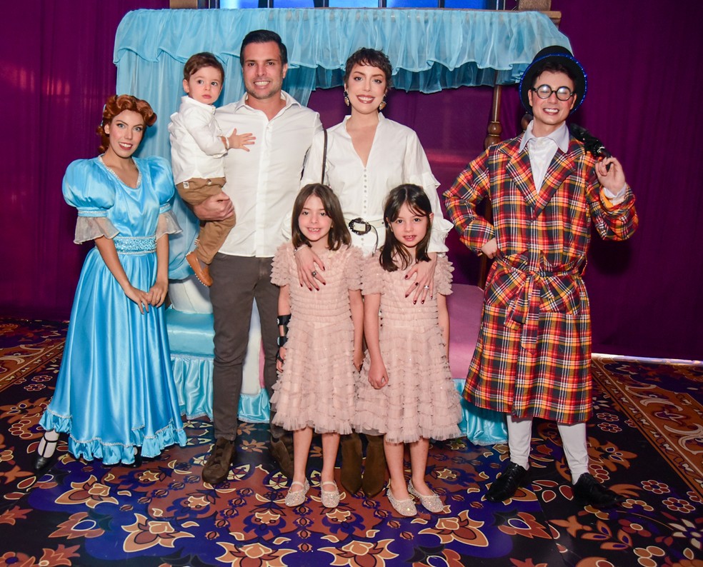Fabiana Justus posa com a família na festa de Vicky — Foto: Edu Araujo / Agnews