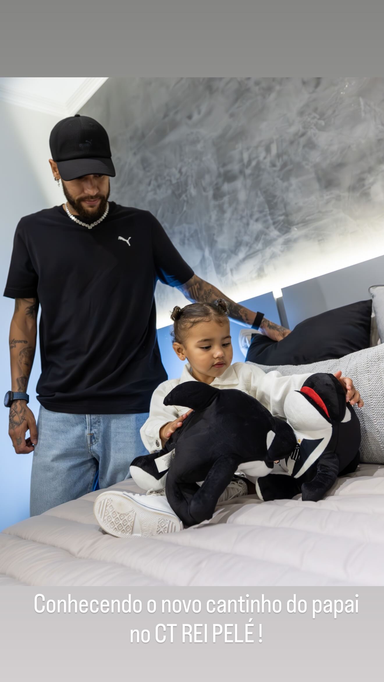 Neymar posta foto com Mavie: 'Conhecendo o novo cantinho do papai no CT Rei Pelé'