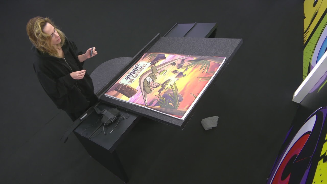 Ana Paula Renault rabisca desenho de Jonas Sulzbach durante desafio Barrado no Baile