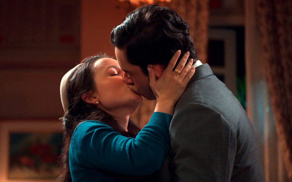 Estela (Larissa Manoela) e Celso (Rainer Cadete) vão se beijar nos próximos capítulos de Êta Mundo Melhor! — Foto: Globo