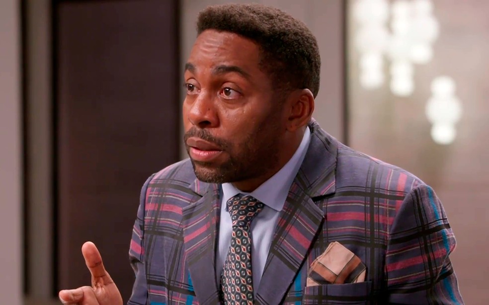 Em Elas por Elas, Mário (Lázaro Ramos) interrompe declaração de Lara (Deborah Secco) — Foto: Globo