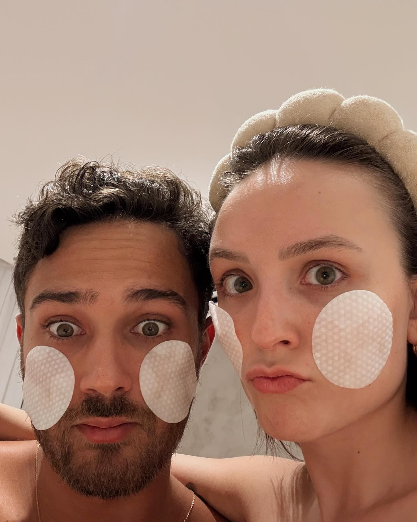 Larissa Manoela compartilha momento de skincare com André Luiz Frambach