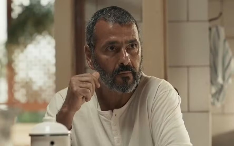 José Inocêncio (Marcos Palmeira) leva patada de Ritinha (Mell Muzzillo) em Renascer — Foto: Globo
