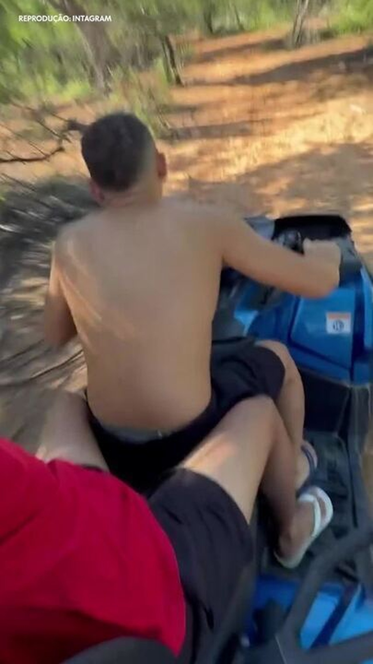 João Gomes aproveita dia de sol pilotando quadriciclo elétrico no sertão