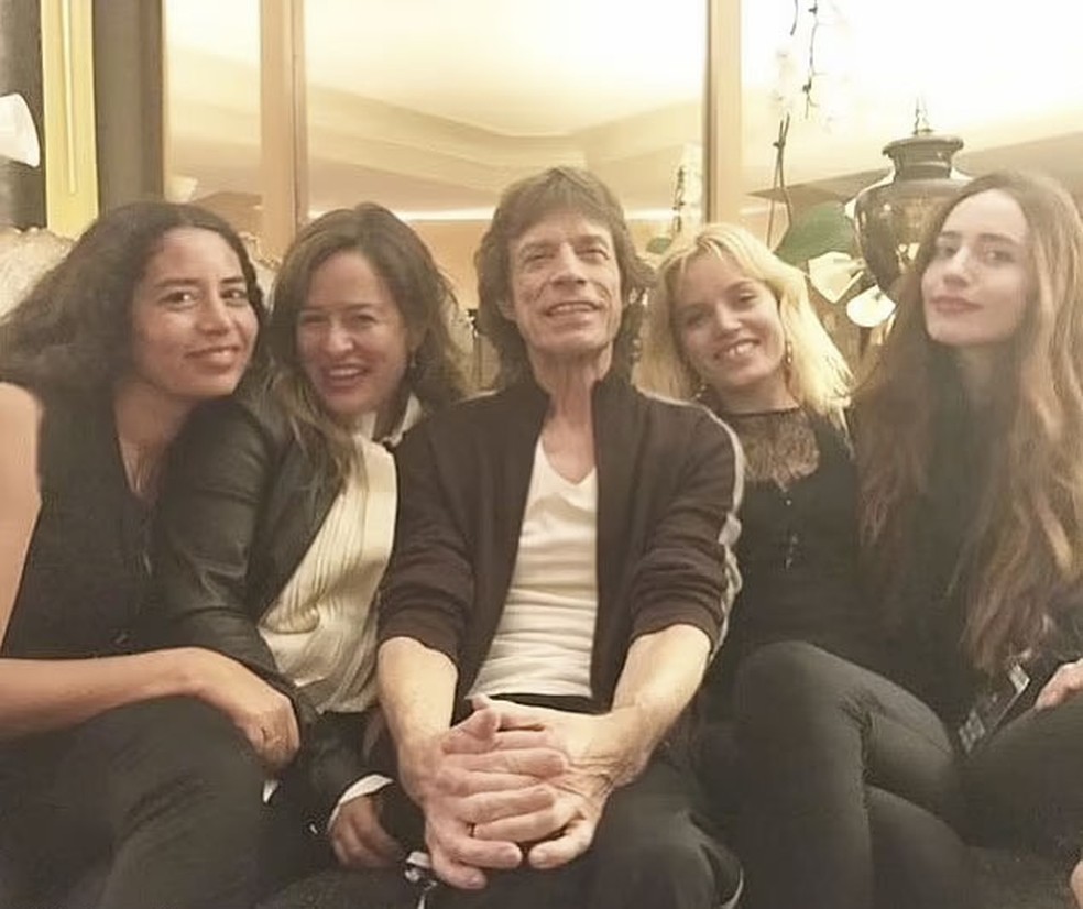 Mick Jagger com suas filhas Karis, Jade, Georgia May e Lizzy — Foto: reprodução