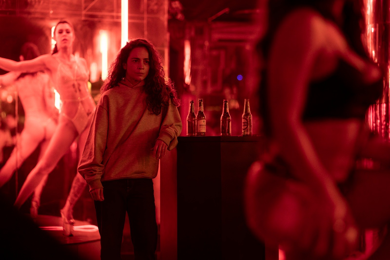 No Jardim dos Ogros: Alice Braga aparece em primeira foto do novo filme Original Globoplay
