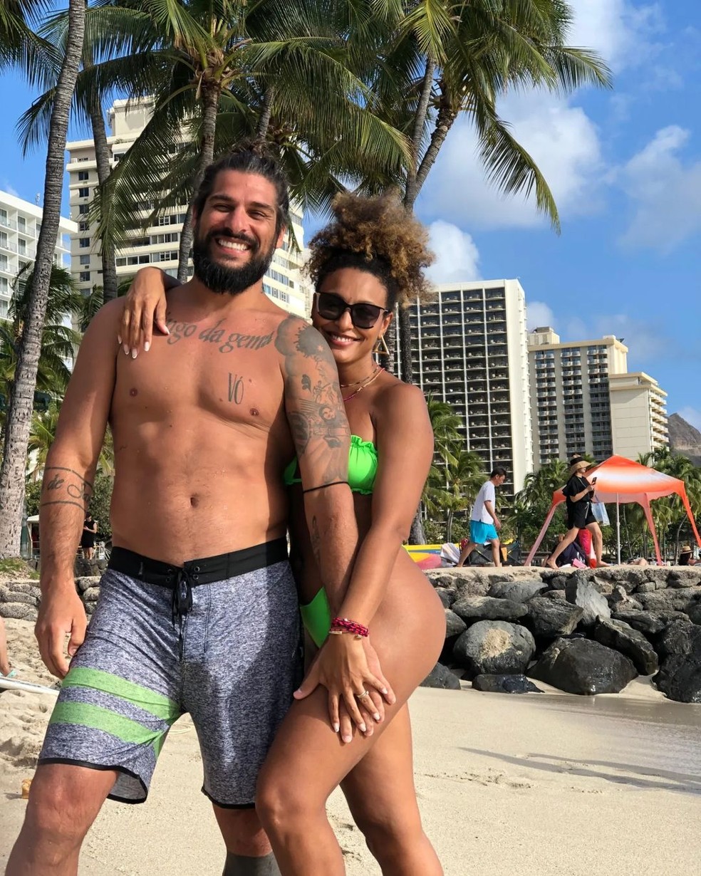 Sheron Menezzes e Saulo Bernard no Havaí — Foto: Reprodução/Instagram