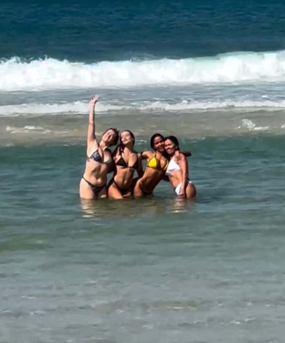 Anitta curte praia na Barra da Tijuca com Bruna Griphao e a mãe — Foto: Instagram