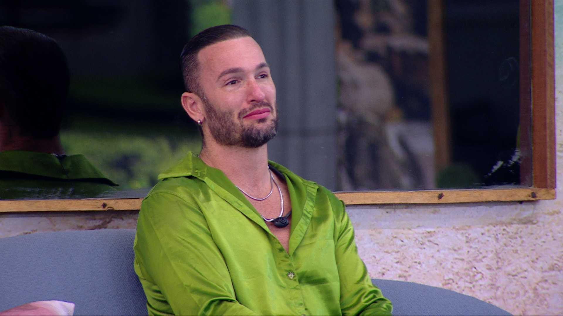 Diego Hypolito chora sozinho no BBB 25 e reflete: 'Dez dia'