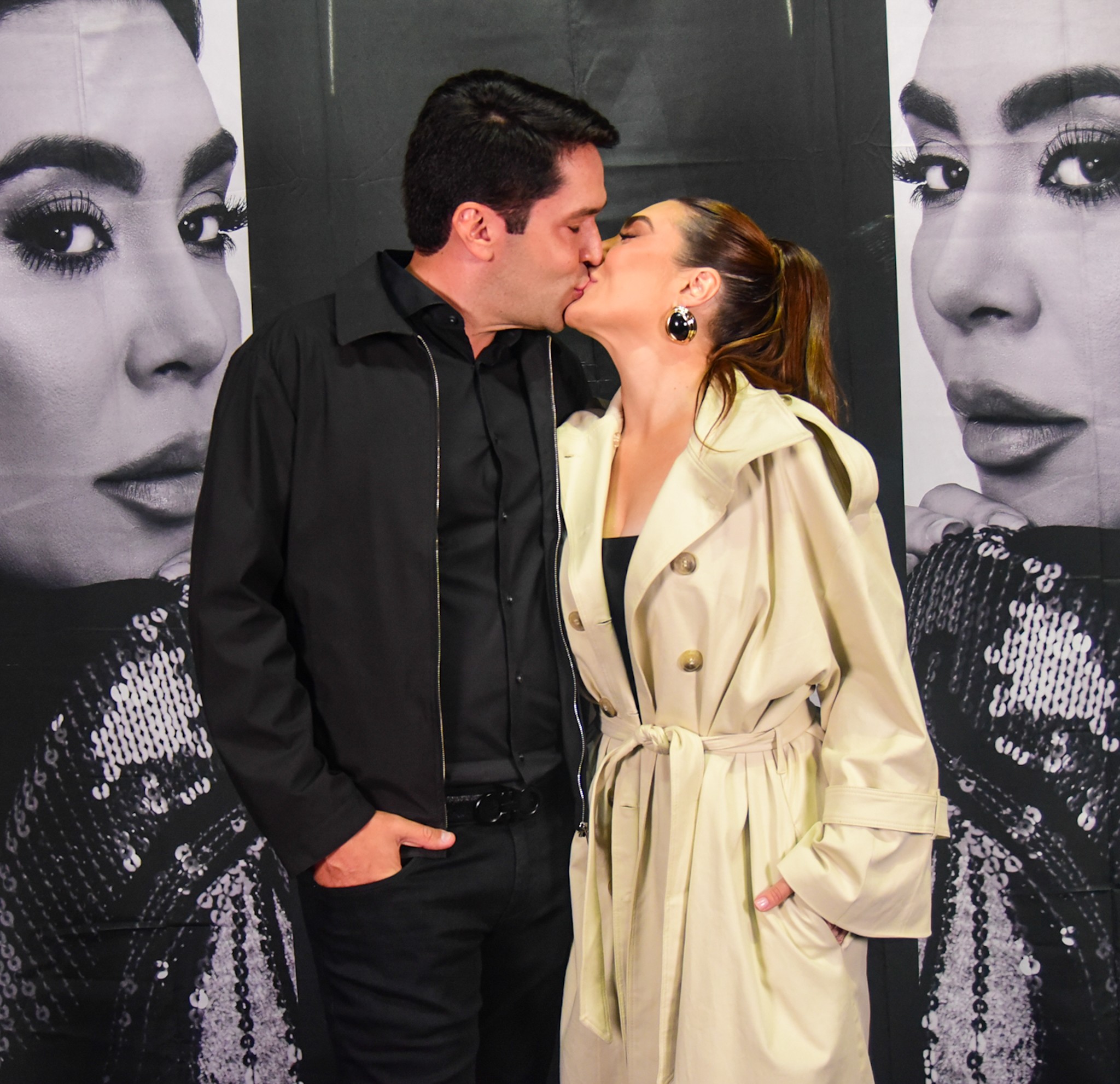 Naiara Azevedo e namorado trocam beijos em bastidores de show