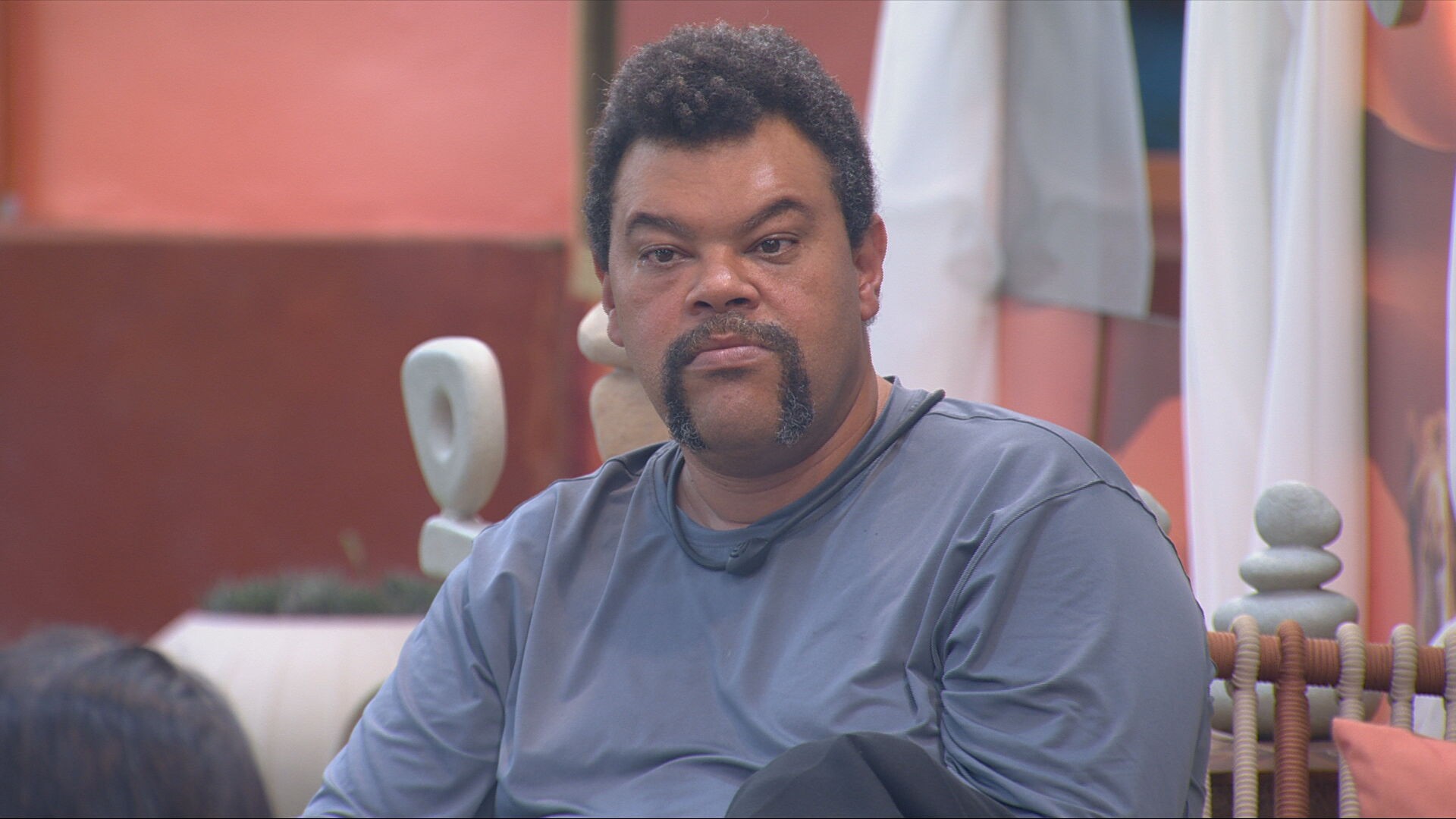 Babu Santana e Chaiany discutem sobre prioridade, e o brother diz: 'Até parece que sou a sua'