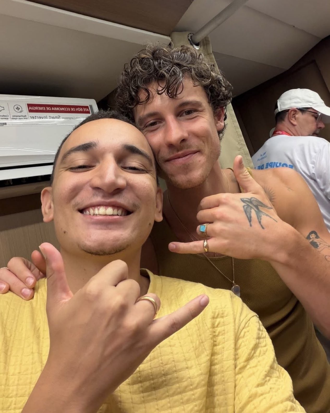 João Gomes tieta Shawn Mendes nos bastidores do Carnaval de Salvador