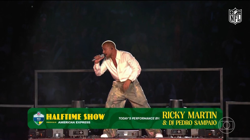 Ricky Martin canta 'Livin La Vida Loca' no show do intervalo do jogo da NFL no Rio — Foto: Globo