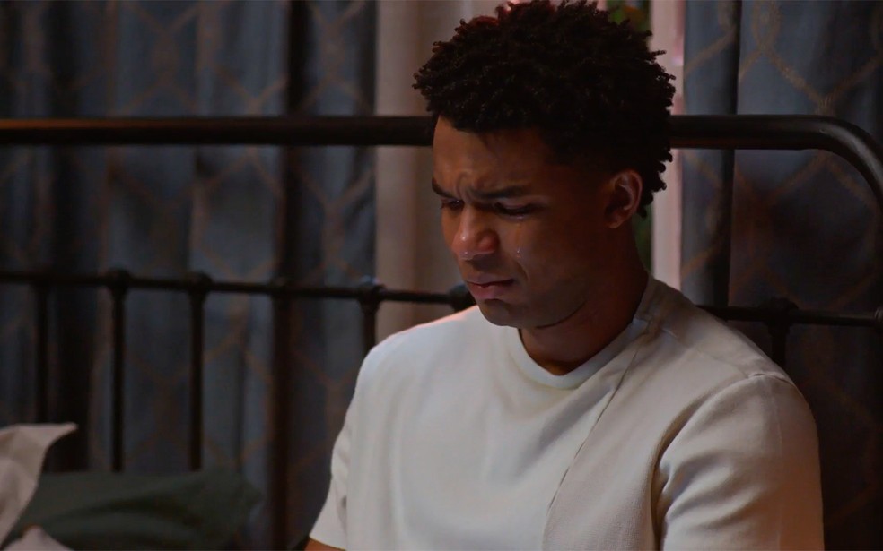 Samuel revista passado em Dona de Mim — Foto: Globo