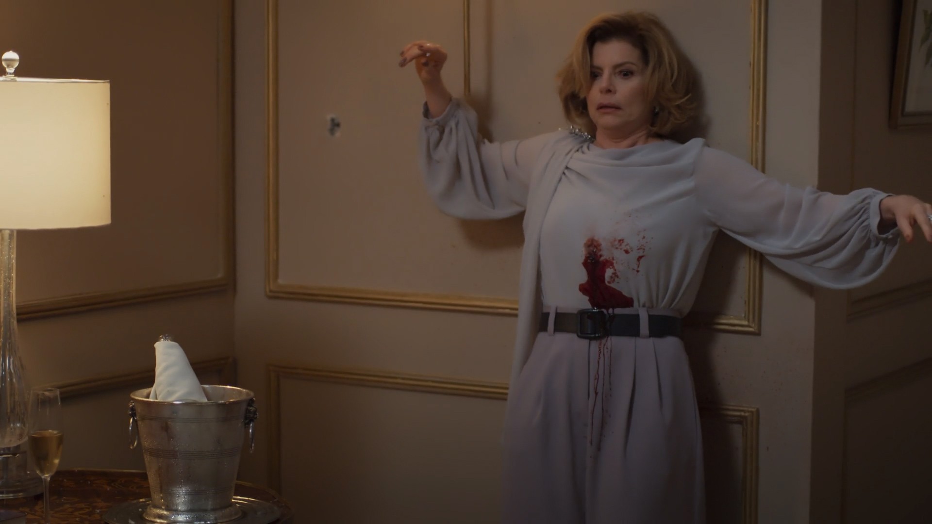 Vale Tudo: Odete Roitman é achada morta no quarto de hotel de luxo