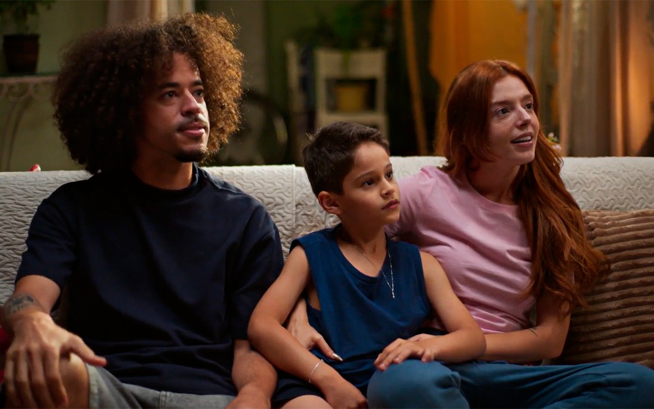 Dona de Mim: Marlon flagra Kami com Ryan e Dedé e sente ciúme