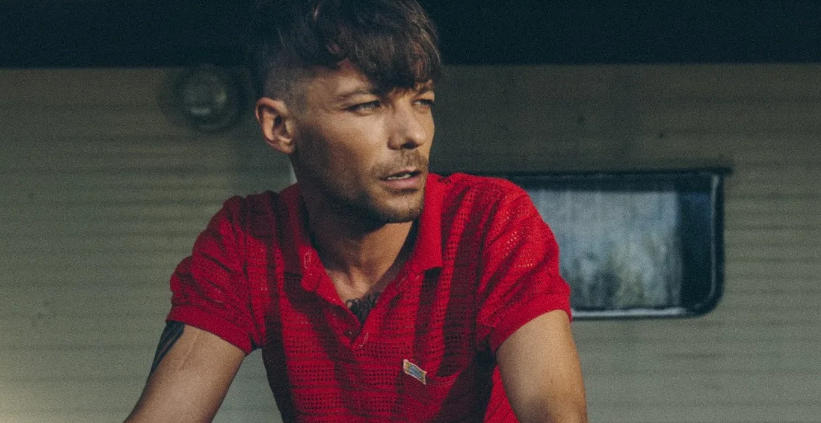 Louis Tomlinson reflete sobre nova fase musical: 'Quero ser definido como um músico honesto'