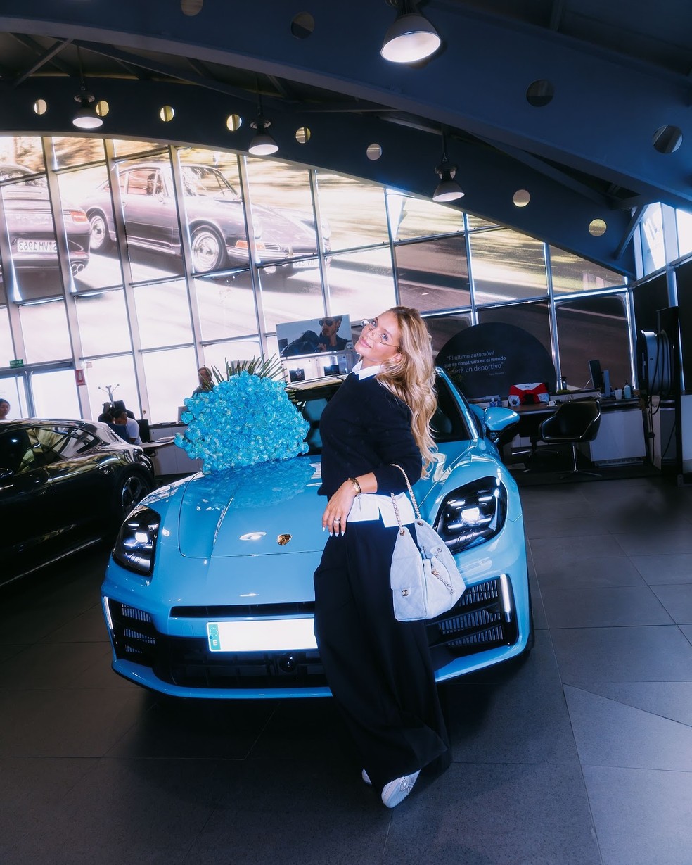 Gabriely Miranda com seu novo Porsche — Foto: Instagram