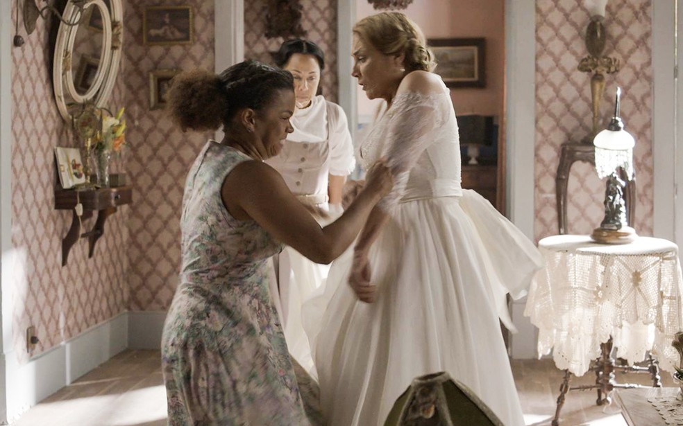 Dita (Jeniffer Nascimento) rasga vestido de noiva de Zulma (Heloisa Périssé) em Êta MUndo Melhor! — Foto: Globo