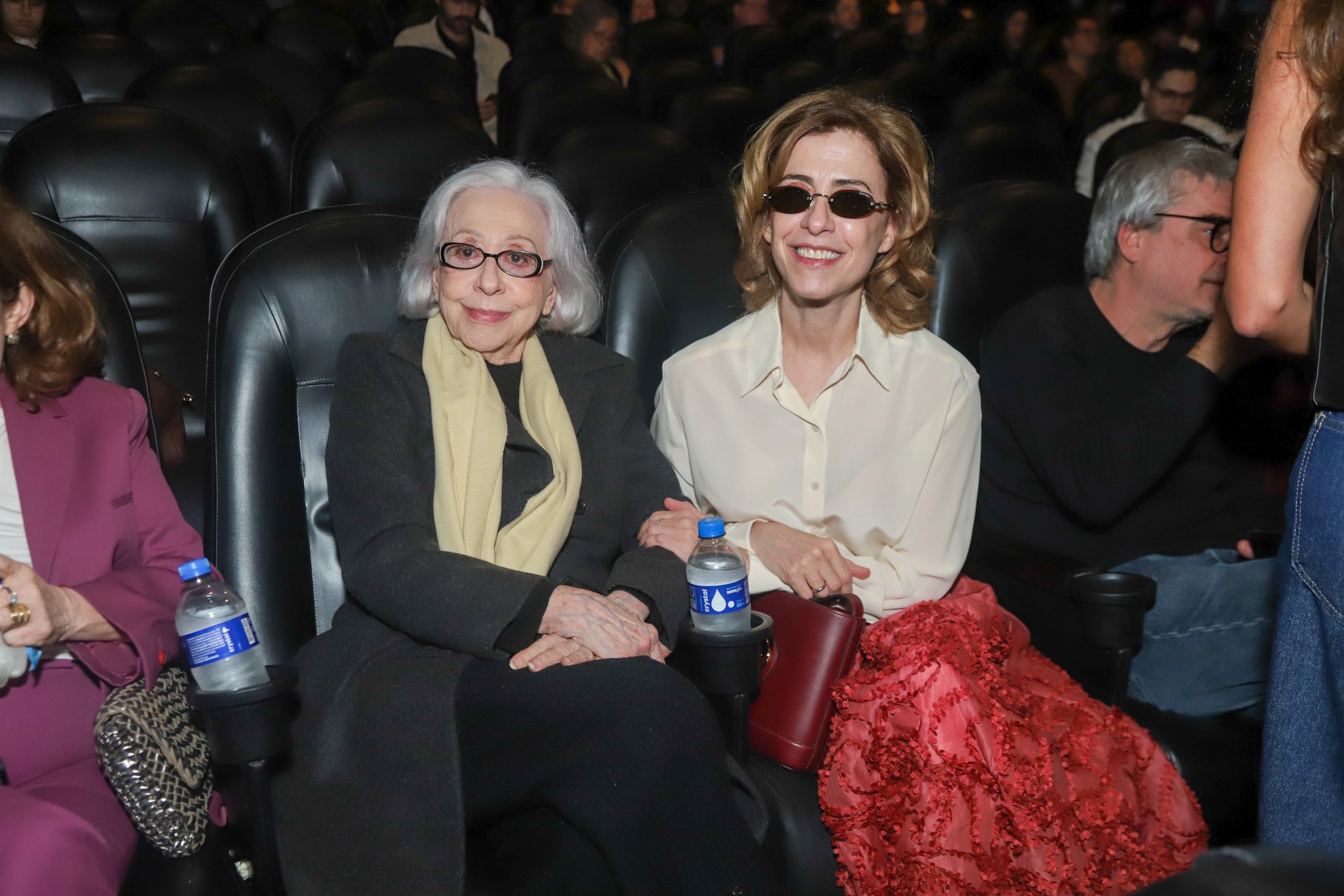 Fernanda Torres e Fernanda Montenegro aparecem de surpresa para exibição de 'Gêmeas' no Festival do Rio