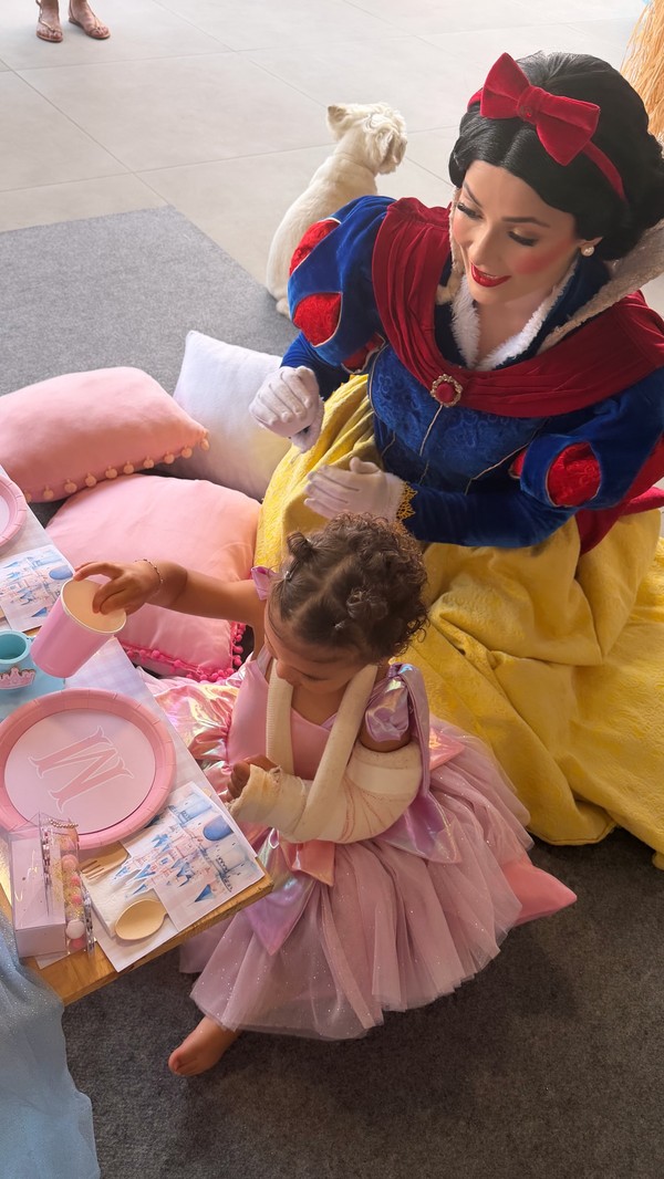 Mavie com a Branca de Neve — Foto: Instagram