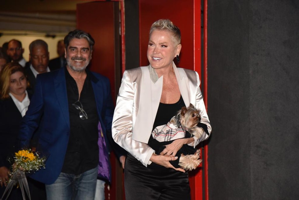 Com Doralice e Junno, Xuxa chega ao lanamento de seu documentrio  Foto: Fbio Cordeiro/gshow
