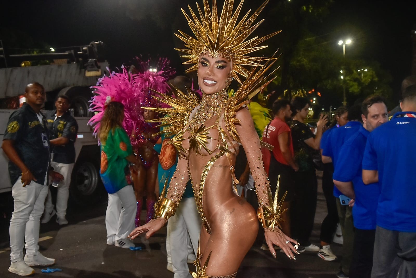 Tati Barbieri e filha desfilam pelo Salgueiro com mais de R$ 1 mi em fantasias: 'A gente merece'