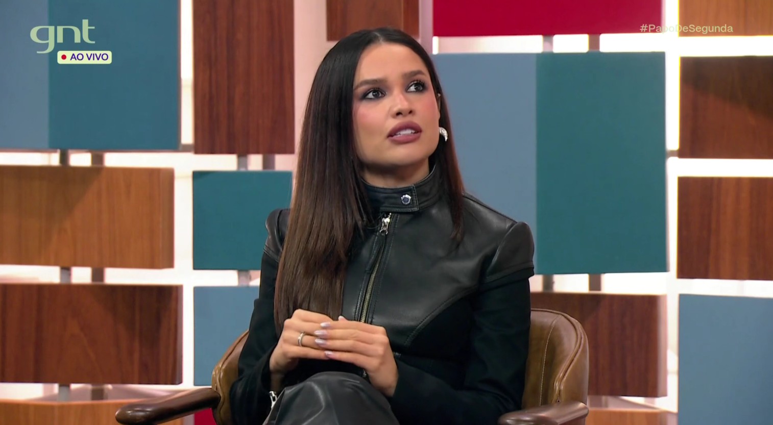 Juliette sorrindo durante entrevista