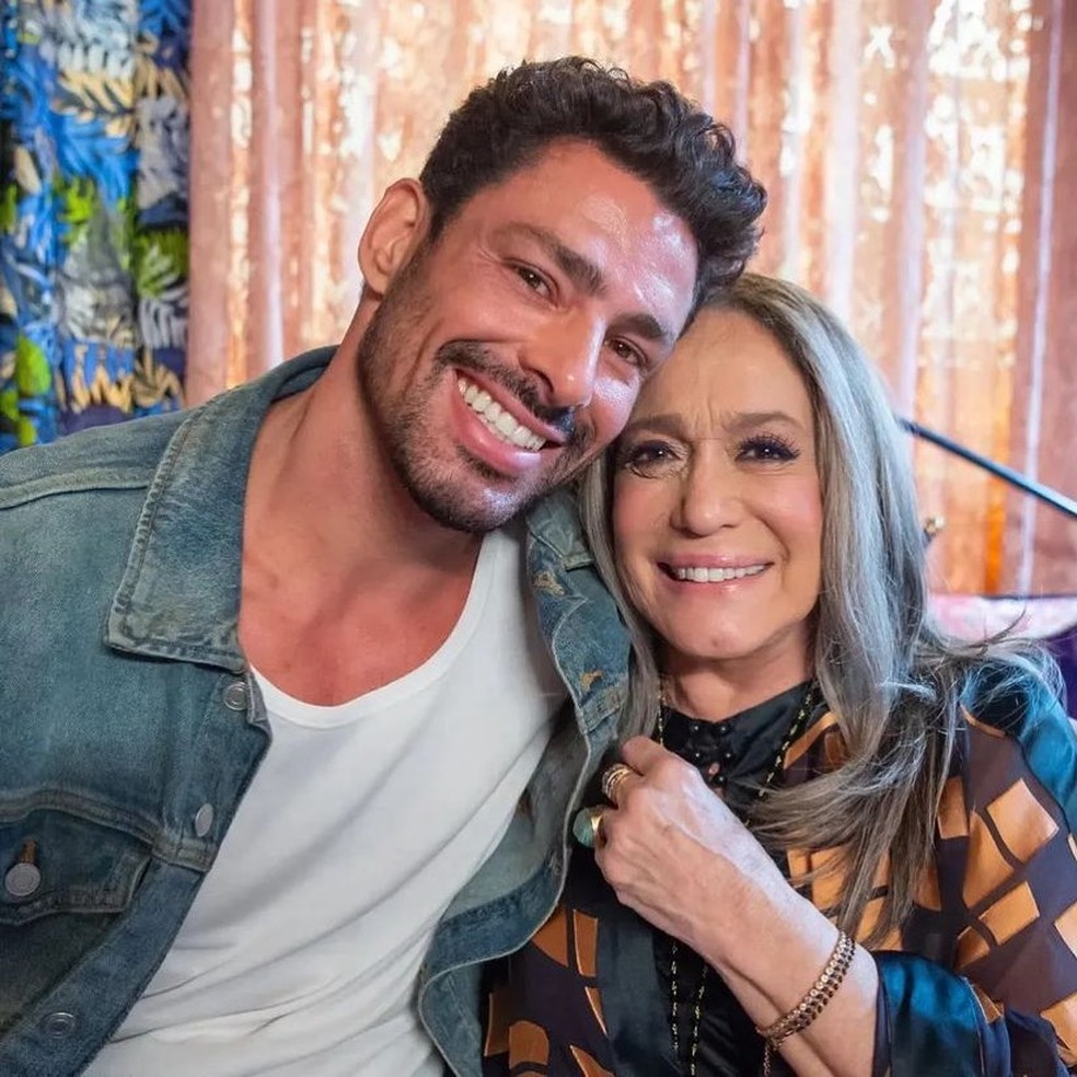 Cauã Reymond e Susana Vieira nos bastidores de Terra e Paixão — Foto: Globo/Estevam Avellar