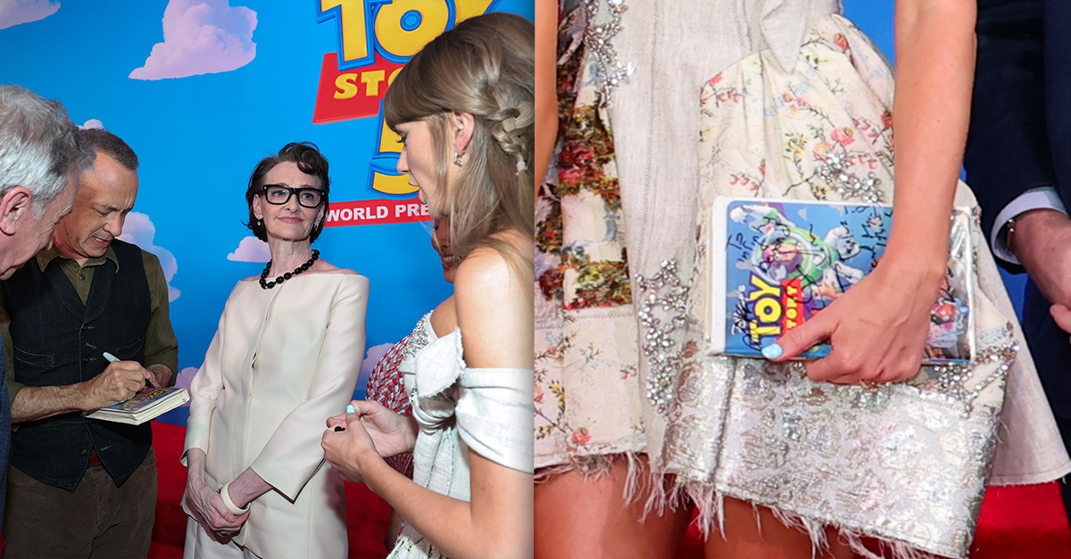 Taylor Swift leva fita cassete de 'Toy Story 1' para elenco autografar durante première do novo filme
