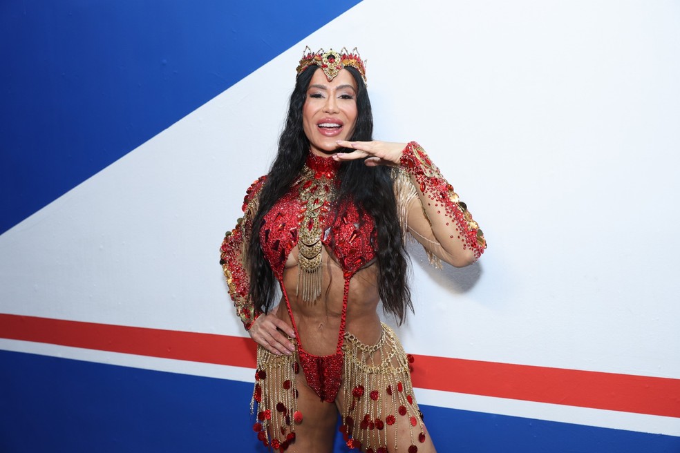 Gracyanne Barbosa posa com fantasia vermelha como rainha de bateria da União da Ilha — Foto: Daniel Pinheiro/BrazilNews