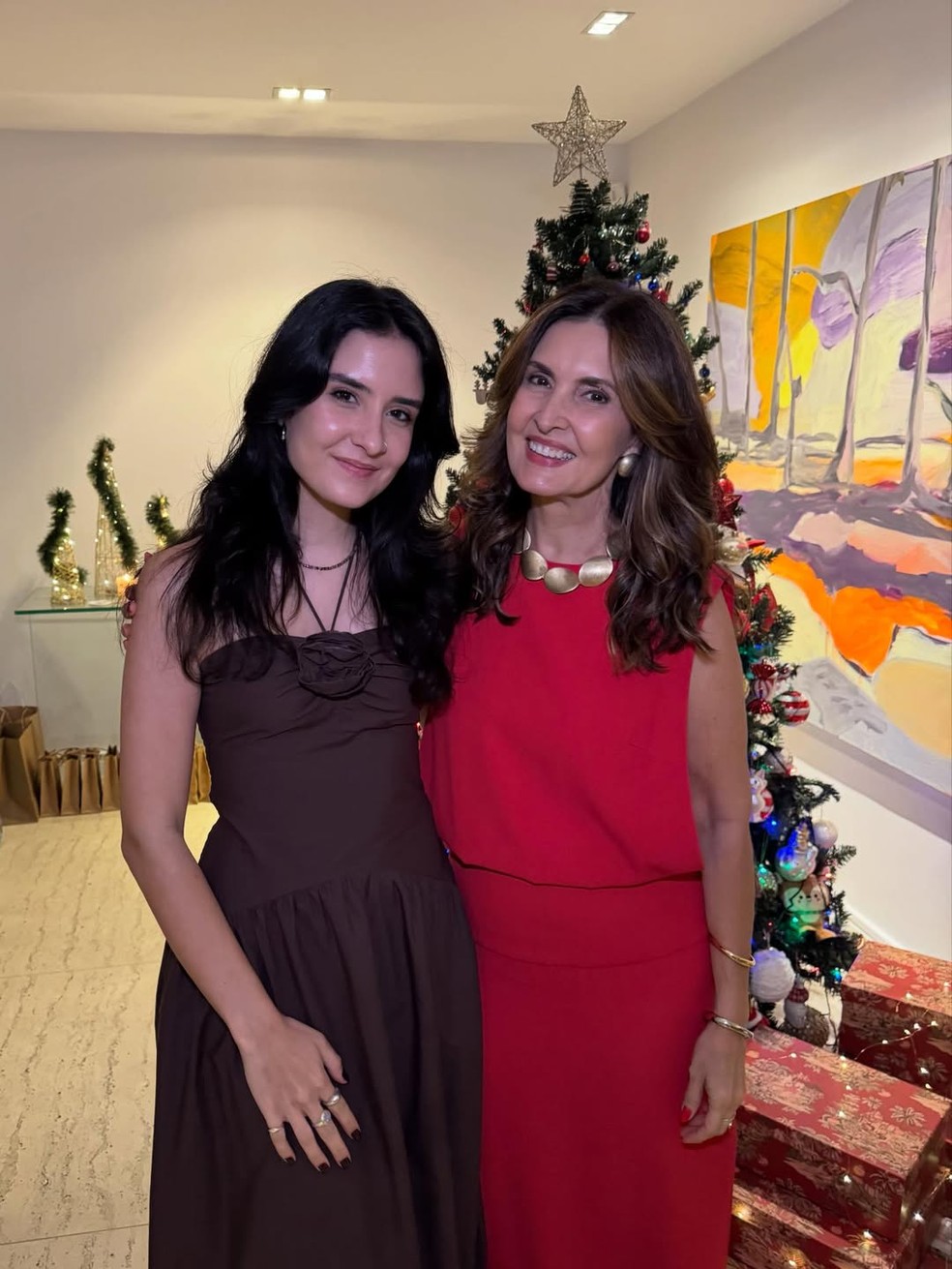 Fátima Bernardes abre álbum de Natal ao lado dos filhos e o namorado, Túlio Gadêlha — Foto: Reprodução/Redes Sociais
