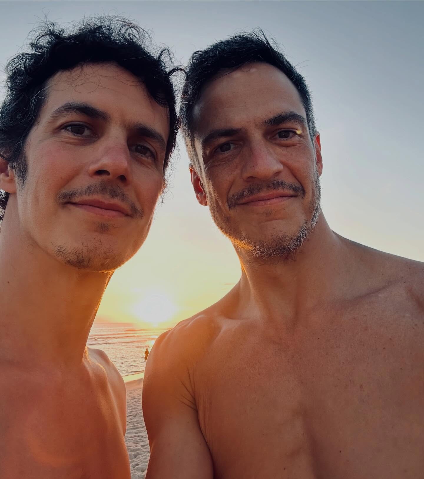 Mateus Solano posta com irmão e semelhança impressiona fãs: 'Gêmeos'