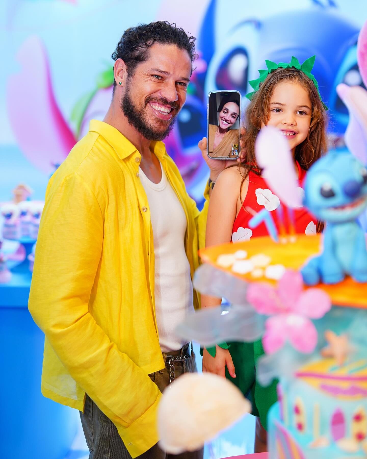 José Loreto celebra aniversário da filha, Bella, com participação de Débora Nascimento por chamada de vídeo