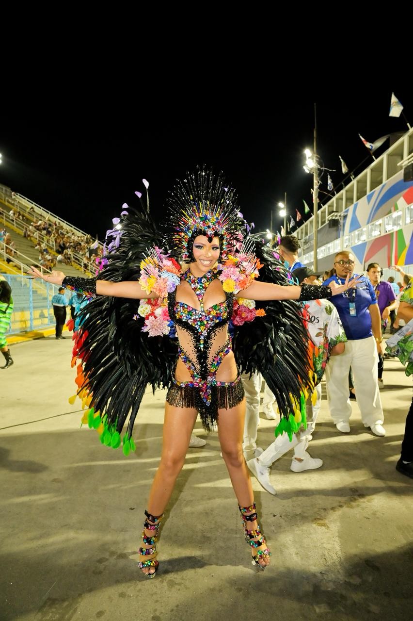 Wenny Isa usa fantasia com quase mil cristais, 700 penas de faisões e avaliada em R$ 35 mil em desfile na Sapucaí